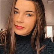 étudiante apprenant l'espagnol pour aider les plus jeunes